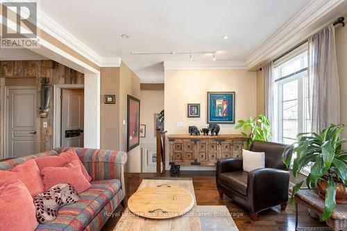 20 - 4135 Shipp Drive Ne, Mississauga, ON - Indoor Photo Showing Living Room