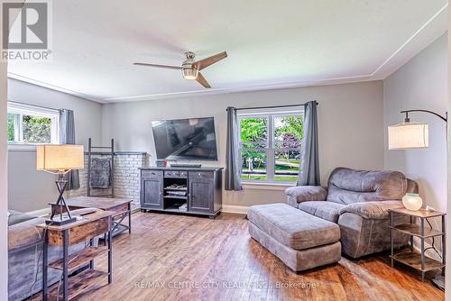 11812 Superior Street, Malahide (Springfield), ON - Indoor Photo Showing Living Room