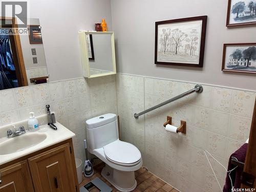 700 Main Street E, Gravelbourg, SK - Indoor Photo Showing Bathroom