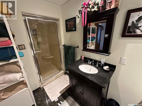 700 Main Street E, Gravelbourg, SK - Indoor Photo Showing Bathroom
