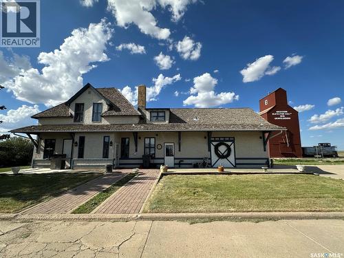 700 Main Street E, Gravelbourg, SK - Outdoor With Facade