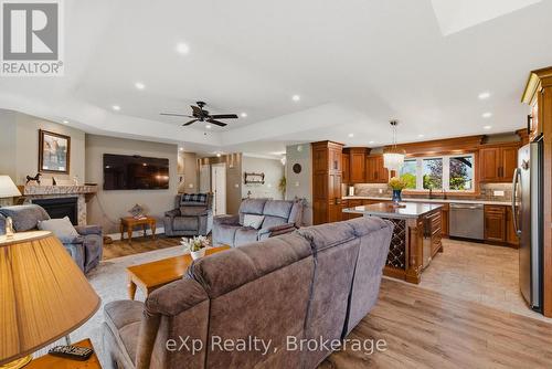 100 Harris Crescent, Southgate, ON - Indoor Photo Showing Living Room