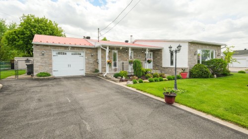 Garage - 326 Rue Ouellette, Saint-Amable, QC - Outdoor With Facade