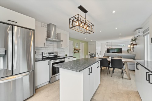 Kitchen - 205 Rue De L'Arctique, Cowansville, QC - Indoor Photo Showing Kitchen With Upgraded Kitchen