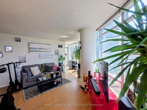 1703-373 Front Street W, Toronto, ON - Indoor Photo Showing Living Room