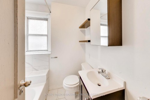 300 Concord Avenue, Toronto, ON - Indoor Photo Showing Bathroom