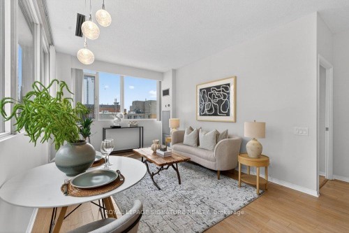 707-555 Yonge Street, Toronto, ON - Indoor Photo Showing Living Room