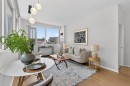 707-555 Yonge Street, Toronto, ON  - Indoor Photo Showing Living Room 