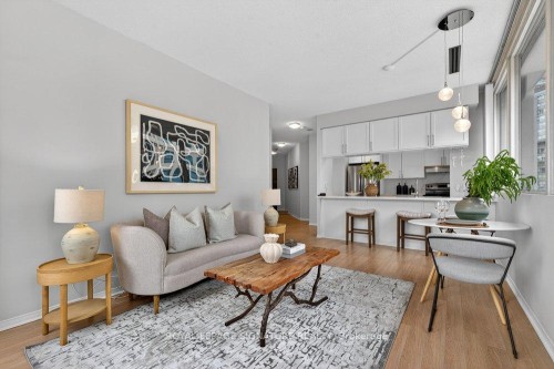 707-555 Yonge Street, Toronto, ON - Indoor Photo Showing Living Room