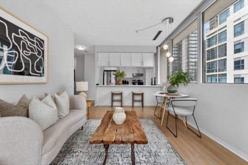 707-555 Yonge Street, Toronto, ON - Indoor Photo Showing Living Room