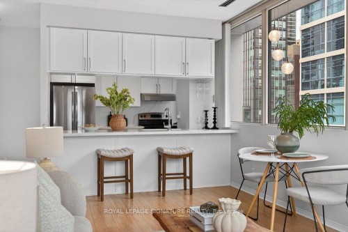 707-555 Yonge Street, Toronto, ON - Indoor Photo Showing Kitchen