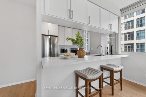 707-555 Yonge Street, Toronto, ON - Indoor Photo Showing Kitchen