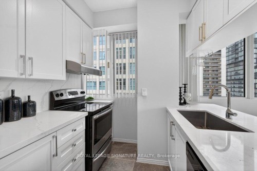 707-555 Yonge Street, Toronto, ON - Indoor Photo Showing Kitchen