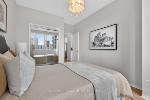 707-555 Yonge Street, Toronto, ON - Indoor Photo Showing Bedroom