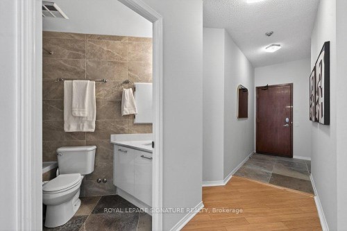 707-555 Yonge Street, Toronto, ON - Indoor Photo Showing Bathroom
