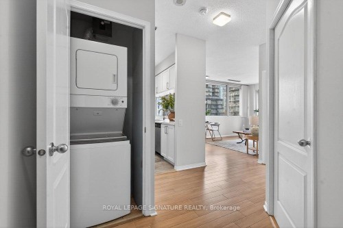 707-555 Yonge Street, Toronto, ON - Indoor Photo Showing Laundry Room