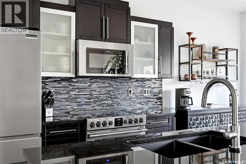707 Sauer Crescent, Saskatoon, SK - Indoor Photo Showing Kitchen With Stainless Steel Kitchen With Double Sink With Upgraded Kitchen