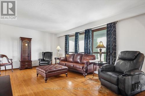 72 Eastbury Drive, Hamilton, ON - Indoor Photo Showing Living Room