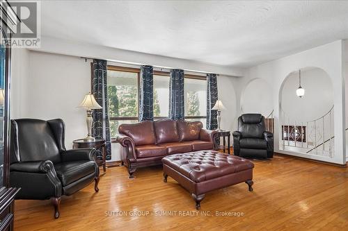 72 Eastbury Drive, Hamilton, ON - Indoor Photo Showing Living Room