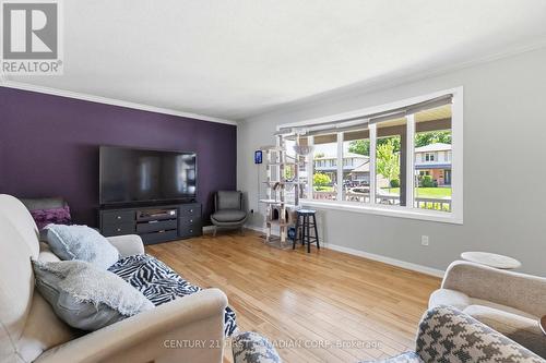 796 Viscount Road, London South (South N), ON - Indoor Photo Showing Living Room