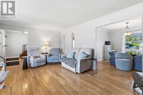 796 Viscount Road, London South (South N), ON - Indoor Photo Showing Living Room