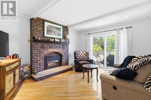 796 Viscount Road, London South (South N), ON - Indoor Photo Showing Living Room With Fireplace