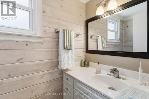 796 Viscount Road, London South (South N), ON - Indoor Photo Showing Bathroom