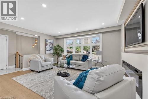 83 Riverdale Drive, Hamilton, ON - Indoor Photo Showing Living Room