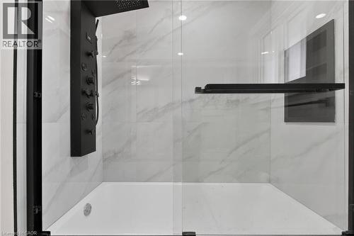 83 Riverdale Drive, Hamilton, ON - Indoor Photo Showing Bathroom