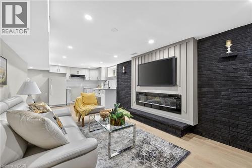 83 Riverdale Drive, Hamilton, ON - Indoor Photo Showing Living Room