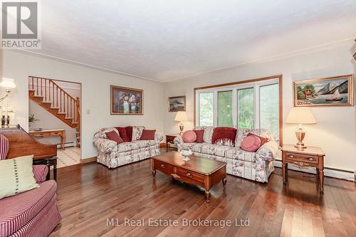 6946 Fife Road, Guelph/Eramosa, ON - Indoor Photo Showing Living Room