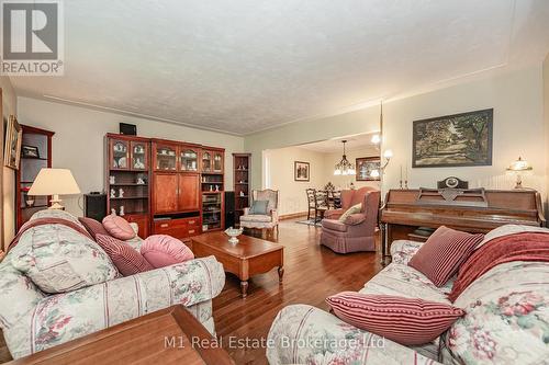 6946 Fife Road, Guelph/Eramosa, ON - Indoor Photo Showing Living Room