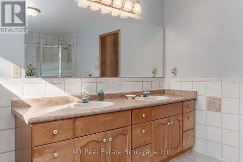 6946 Fife Road, Guelph/Eramosa, ON - Indoor Photo Showing Bathroom