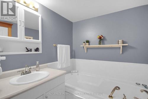9374 Marvelville Road, Ottawa, ON - Indoor Photo Showing Bathroom