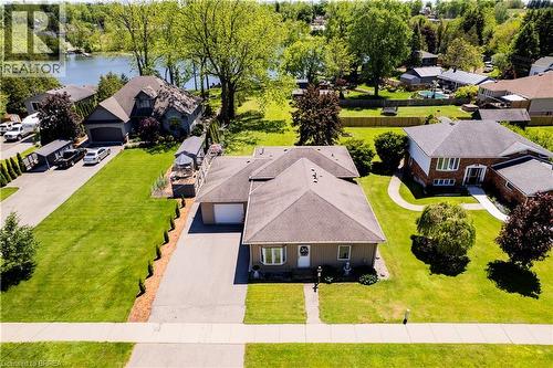 Single-story residence featuring a front lawn and paved driveway - 100 Mechanic Street W, Waterford, ON - Outdoor