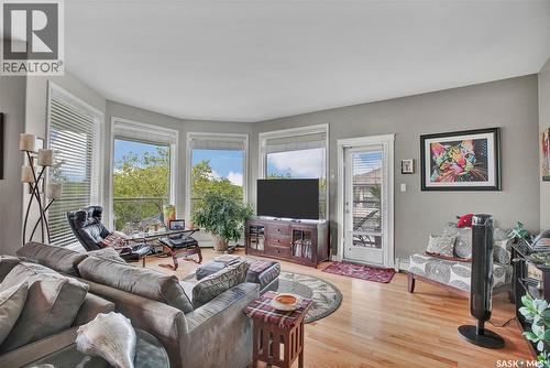 219 619 Saskatchewan Crescent W, Saskatoon, SK - Indoor Photo Showing Living Room