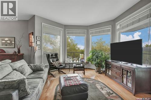 219 619 Saskatchewan Crescent W, Saskatoon, SK - Indoor Photo Showing Living Room