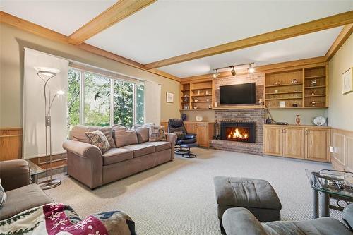 110 River Pointe Drive, Winnipeg, MB - Indoor Photo Showing Living Room With Fireplace