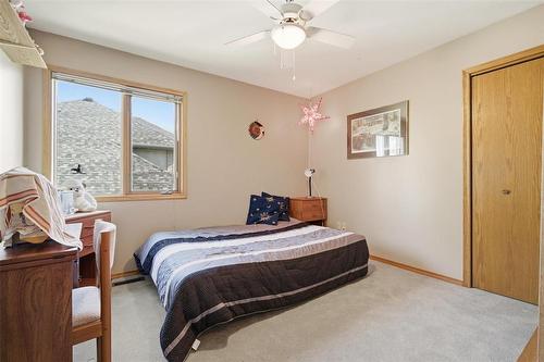 110 River Pointe Drive, Winnipeg, MB - Indoor Photo Showing Bedroom