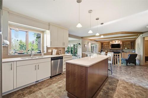 110 River Pointe Drive, Winnipeg, MB - Indoor Photo Showing Kitchen With Double Sink