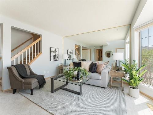 664 Bairdmore Boulevard, Winnipeg, MB - Indoor Photo Showing Living Room