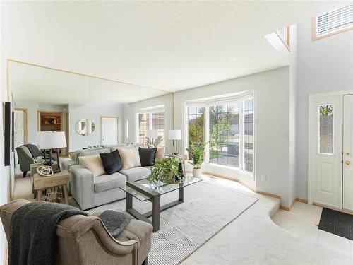 664 Bairdmore Boulevard, Winnipeg, MB - Indoor Photo Showing Living Room