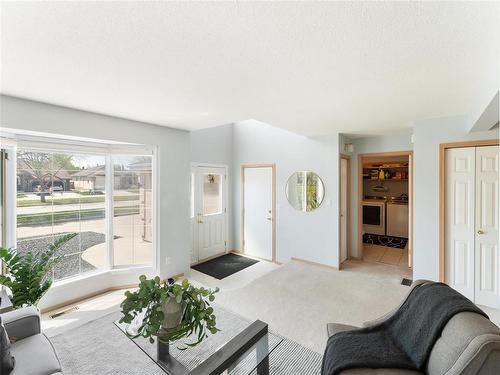664 Bairdmore Boulevard, Winnipeg, MB - Indoor Photo Showing Other Room