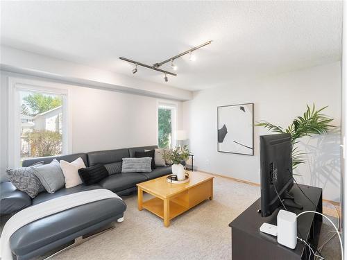 664 Bairdmore Boulevard, Winnipeg, MB - Indoor Photo Showing Living Room