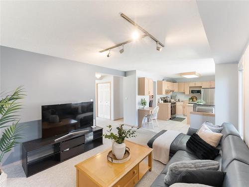 664 Bairdmore Boulevard, Winnipeg, MB - Indoor Photo Showing Living Room