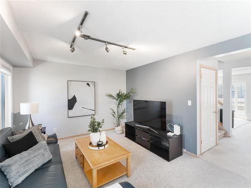 664 Bairdmore Boulevard, Winnipeg, MB - Indoor Photo Showing Living Room