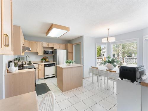 664 Bairdmore Boulevard, Winnipeg, MB - Indoor Photo Showing Kitchen