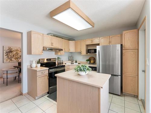664 Bairdmore Boulevard, Winnipeg, MB - Indoor Photo Showing Kitchen