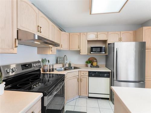 664 Bairdmore Boulevard, Winnipeg, MB - Indoor Photo Showing Kitchen With Double Sink