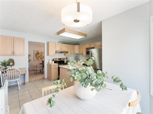 664 Bairdmore Boulevard, Winnipeg, MB - Indoor Photo Showing Other Room